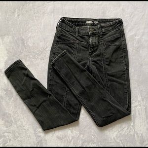 🌸 Lightly Distressed Black Jeans